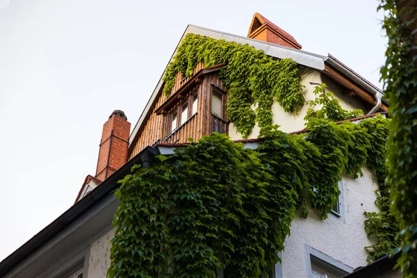 Almanya Nın Konstanz Kentindeki Güzel Bir Binanın Alçak Açılı Görüntüsü — Stok fotoğraf