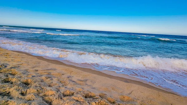 Uma Vista Deslumbrante Praia Areia Mar Azul Dia Ensolarado Verão — Fotografia de Stock