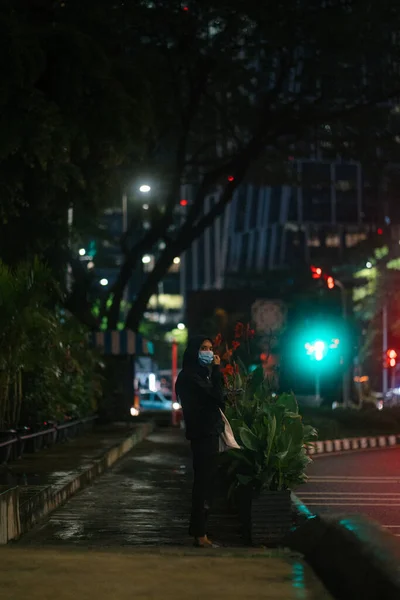 ジャカルタ インドネシア 2021年7月7日 ジャカルタの金融街の高層ビルの前を夜歩く人 — ストック写真