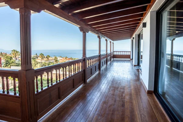 Balcón Madera Contra Ventanas Con Reflejo Cerca Playa Con Palmeras — Foto de Stock