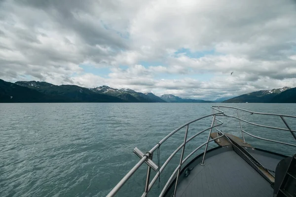 Una Gran Vista Lago Tranquilo Desde Barco Pesca Alaska —  Fotos de Stock