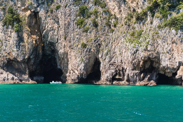 Una Hermosa Foto Mar Rodeado Enormes Acantilados España —  Fotos de Stock