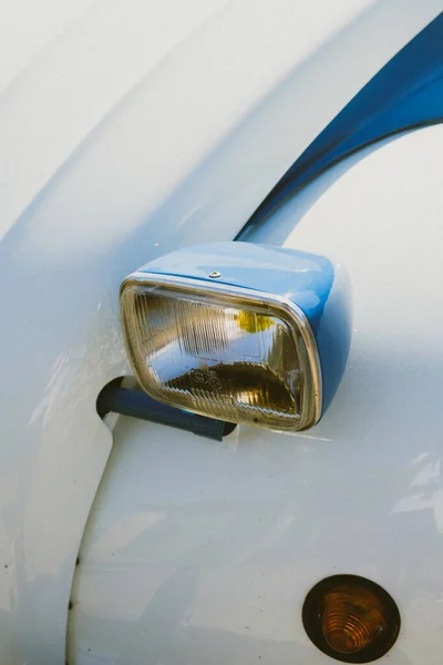 Colpo Verticale Del Faro Auto Epoca Azzurra Parcheggiata All Aperto — Foto Stock