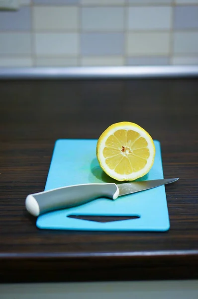 Острый Нож Лимон Разделочной Доске — стоковое фото