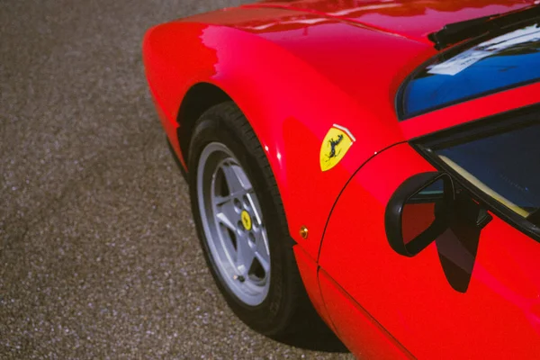 Strasbourg França Set 2021 Close Ferrari Vermelho Brilhante Estacionado Livre — Fotografia de Stock