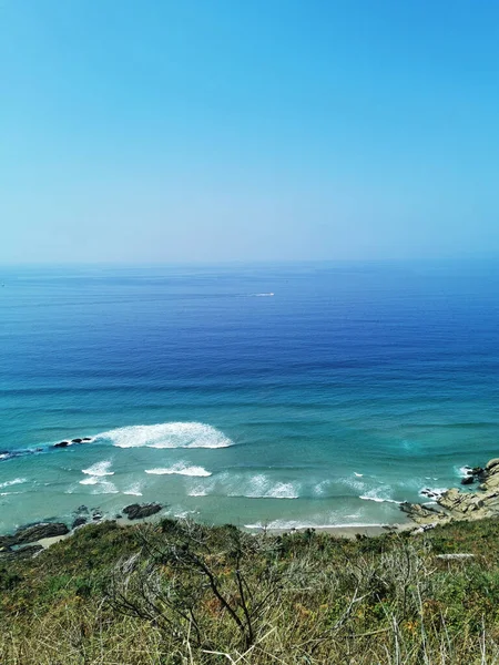 Чудове Видовище Спокійного Північноатлантичного Океану Мерехтить Під Блакитним Небом Іспанії — стокове фото