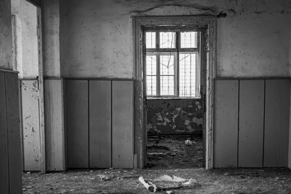 Plano Escala Grises Escuela Abandonada Pueblo Búlgaro — Foto de Stock