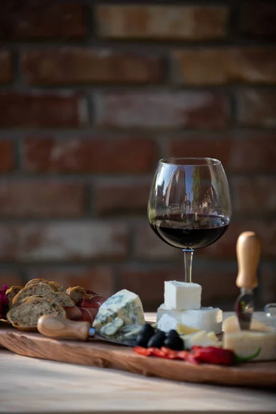 Ein Glas Rotwein Auf Dem Esstisch — Stockfoto