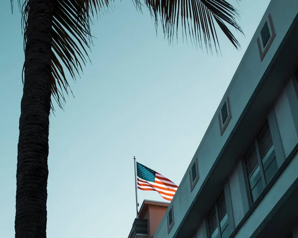 Amerikansk Flagga Toppen Byggnad — Stockfoto