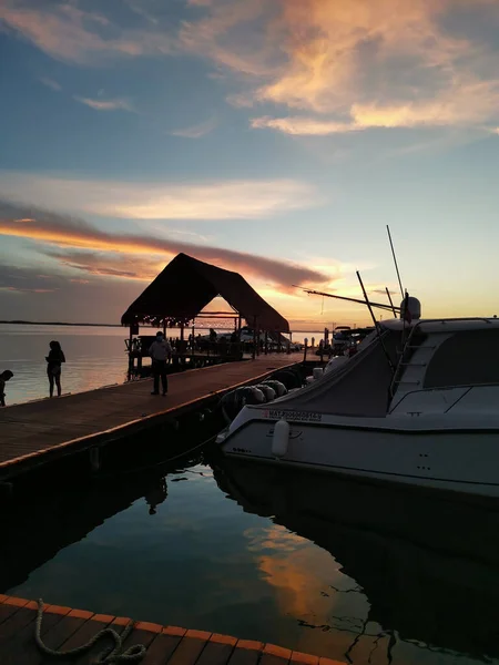 Silueta Una Cabaña Tiki Puerto Contra Hermoso Cielo Atardecer — Foto de Stock