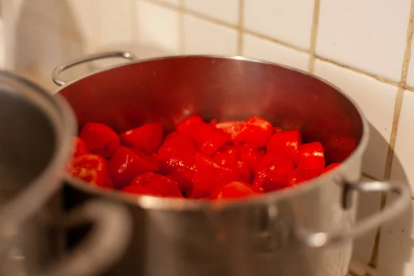 Primer Plano Una Caldera Llena Tomates Rodajas —  Fotos de Stock