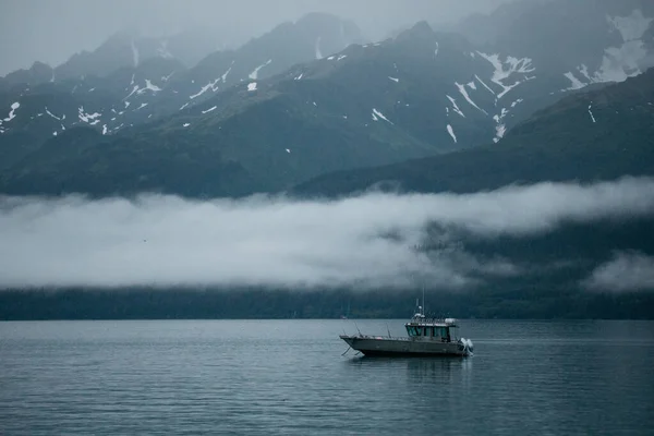 Fiskebåt Seglar Sjö Omgiven Kullar Och Berg Dimmig Morgon Alaska — Stockfoto