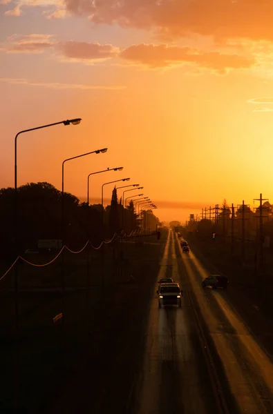 Eine Vertikale Aufnahme Des Sonnenuntergangshimmels Über Der Asphaltstraße — Stockfoto