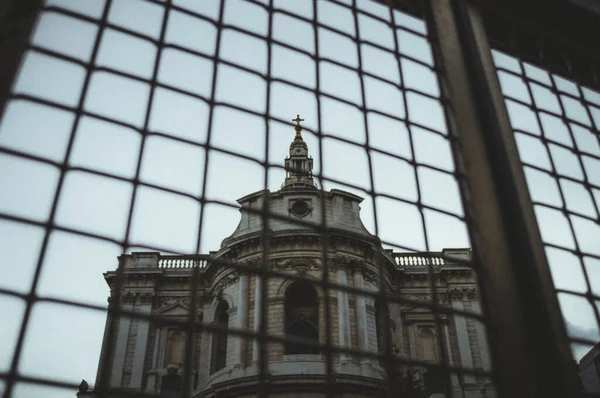 Uma Antiga Catedral Refletida Fachada Espelhada Edifício Moderno — Fotografia de Stock