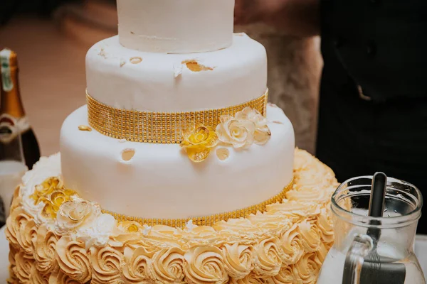 テーブルの上の白いウェディングケーキのクローズアップ — ストック写真