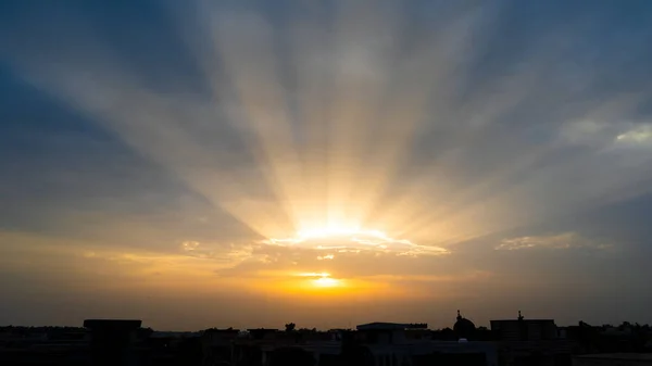Прекрасне Небо Сонця Хмари Драматичним Світлом Над Містом — стокове фото