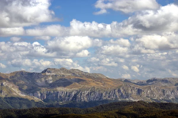 Luftaufnahme Einer Bergigen Landschaft Mit Platongipfeln Unter Weißen Wolken Blauen — Stockfoto