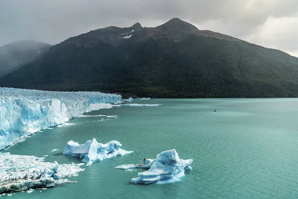 Uma Bela Vista Das Montanhas Com Neve Glaciar Perito Moreno — Fotografia de Stock