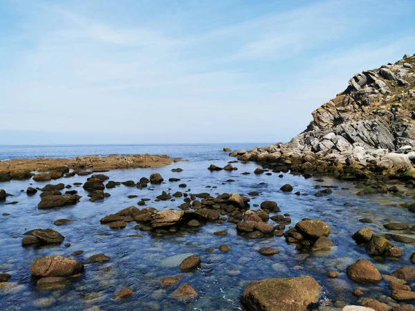 Sebuah Pemandangan Indah Dari Pantai Berbatu Berkilauan Bawah Langit Biru — Stok Foto