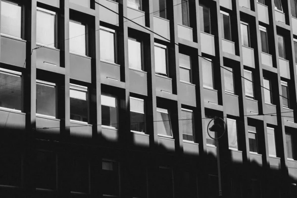 Gråskala Bild Modern Kontorsbyggnad Med Fönster Solljuset — Stockfoto