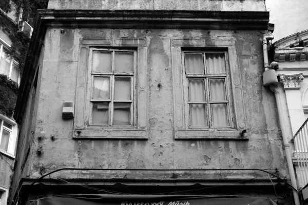 Сіра Галявина Старої Будівлі Двома Вікнами — стокове фото