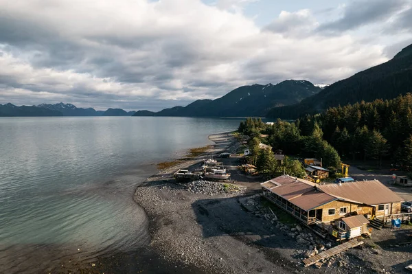 Авіаційний Постріл Сільське Місто Оточене Озером Горами Алясці — стокове фото