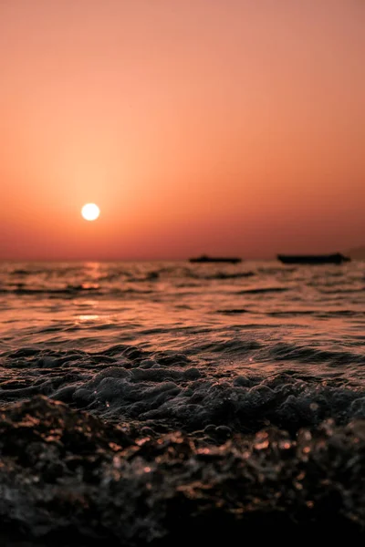 Vertical Shot Calm Sea Beautiful Sunset Perissa Beach Santorini — Stock Photo, Image