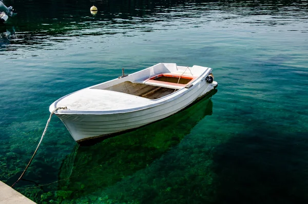 Красивый Снимок Белой Лодки Порту Синем Ватте — стоковое фото