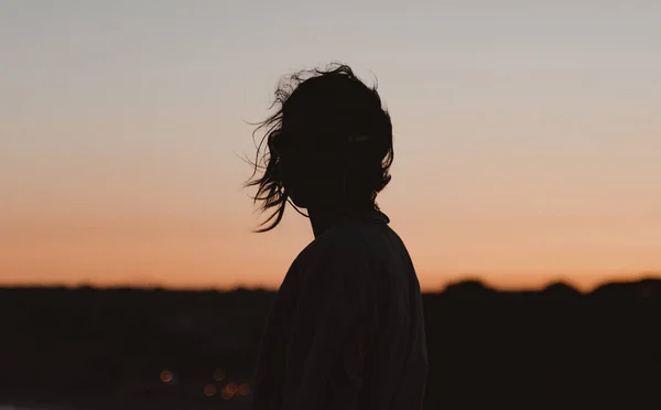 Silhueta Uma Senhora Livre Contra Céu Durante Pôr Sol — Fotografia de Stock