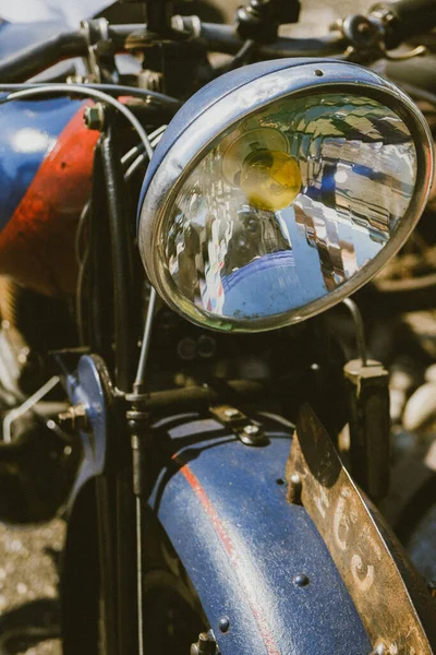 阳光灿烂的一天 一辆老式摩托车停在室外的垂直镜头 — 图库照片