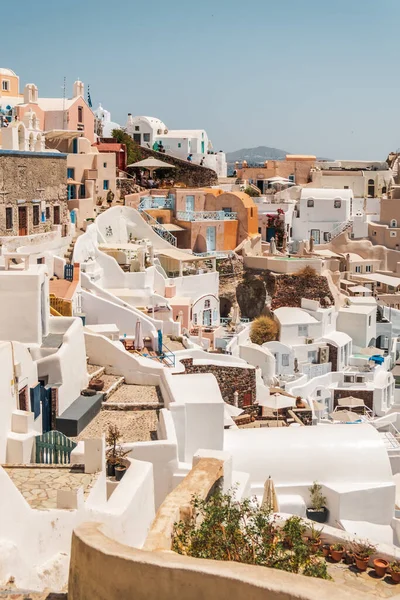 Een Verticaal Shot Van Kustgebouwen Van Santorini Griekenland — Stockfoto