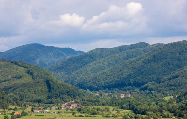 Krásná Zelená Krajina Vesnice Mezi Horami Transylvánie Rumunsko — Stock fotografie