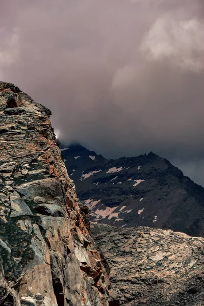 Вертикальный Снимок Горы Гранд Паради Граанских Альпах Италии Покрытой Облаками — стоковое фото