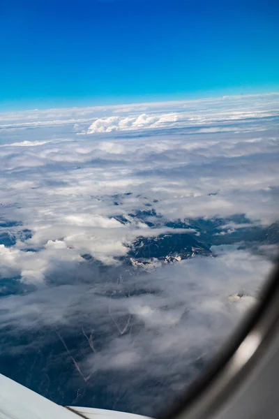 Plano Vertical Una Vista Través Nubes Montañas Cerca Del Valle —  Fotos de Stock