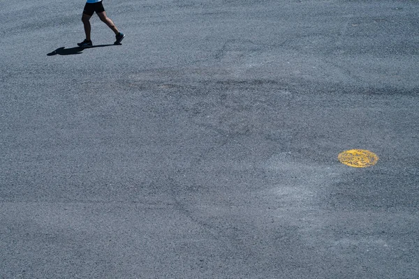 Homme Courant Sur Sol Asphalté Dehors Pendant Lumière Jour — Photo