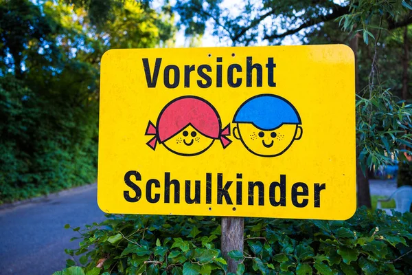 Close Sinal Advertência Alemão Sobre Crianças Que Atravessam Estrada — Fotografia de Stock