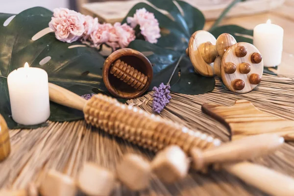 Duftkerzen Und Eine Reihe Von Holzwerkzeugen Für Die Massage — Stockfoto