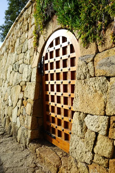 Вертикальный Снимок Старых Арочных Ворот Каменной Стене Здания — стоковое фото