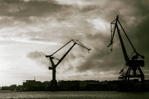 Dva Mohutné Jeřáby Vchodu Přístavu Göteborgu Ostrově Hisingen Švédsku — Stock fotografie