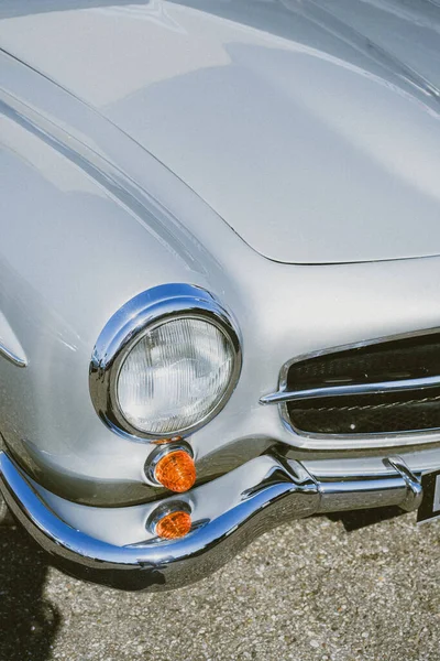 Colpo Verticale Del Faro Auto Epoca Parcheggiata All Aperto Una — Foto Stock