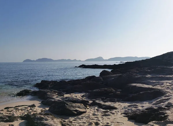 Spanya Mavi Gökyüzünün Altında Parlayan Sakin Kuzey Atlantik Okyanusu Manzarası — Stok fotoğraf