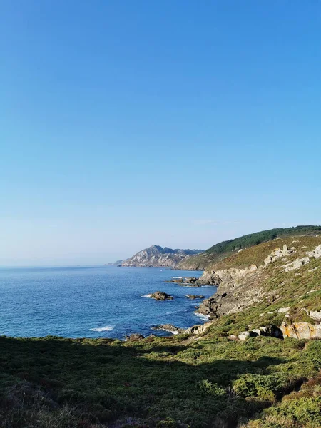 Spanya Mavi Gökyüzünün Altında Parlayan Sakin Kuzey Atlantik Okyanusu Manzarası — Stok fotoğraf