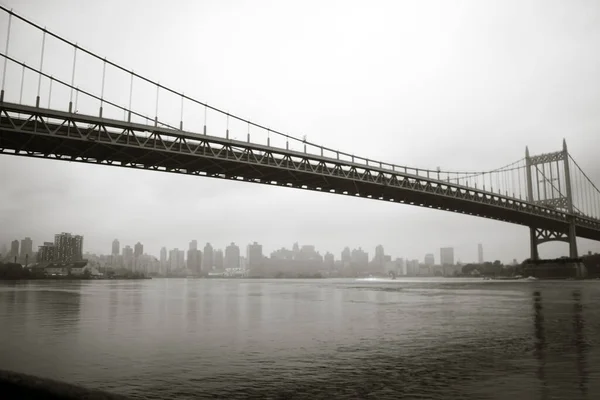 Egy Szürkeárnyalatos Felvétel Triborough Hídról East River Felett Astoria Parkban — Stock Fotó