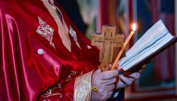 Disparo Sacerdote Una Sotana Roja Leyendo Una Oración Con Una —  Fotos de Stock