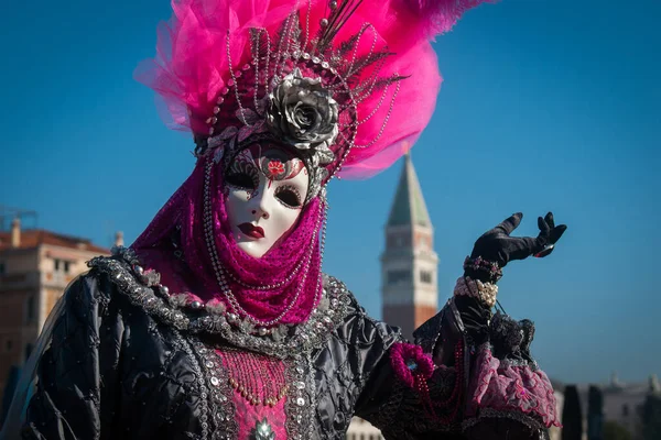 Uma Mulher Luxuoso Traje Carnaval Rosa Veneza Itália Sob Céu — Fotografia de Stock