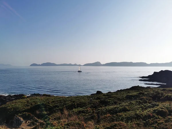 Spanya Mavi Gökyüzünün Altında Parlayan Sakin Kuzey Atlantik Okyanusu Manzarası — Stok fotoğraf