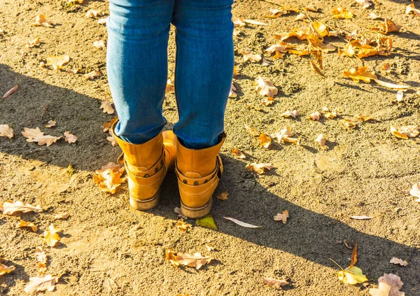 Ноги Женщины Сапогах Стоят Парке Познани Польша Осенью — стоковое фото