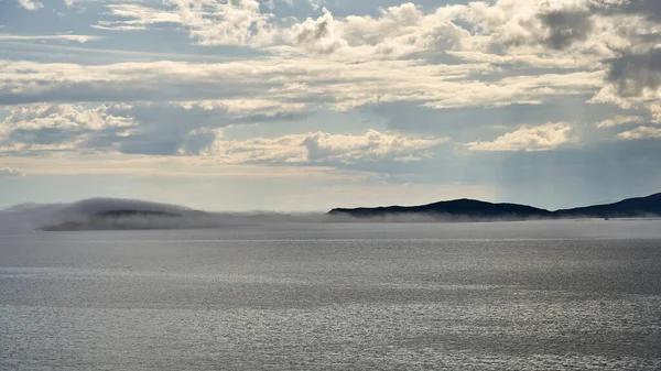 ノルウェーの緑に覆われたノルトカップの岬の美しいショット — ストック写真