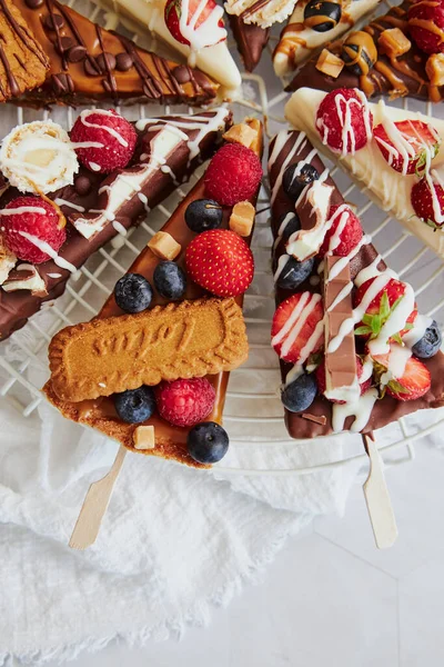 Délicieux Gâteau Fromage Avec Des Fruits Sur Des Bâtonnets — Photo