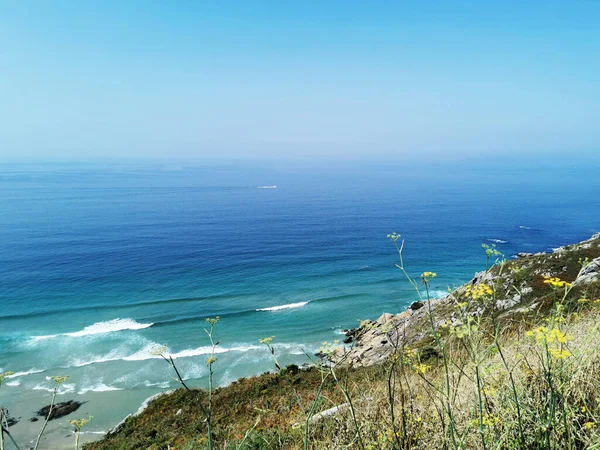 スペインの青い空の下で輝く穏やかな北大西洋の美しい景色 — ストック写真